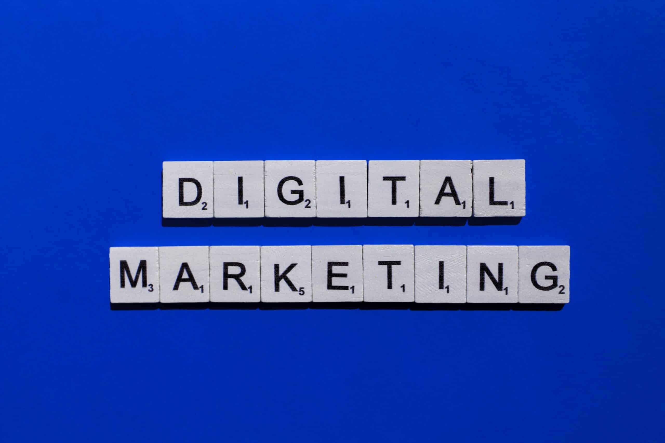 digital marketing scrabble letters word on a blue 2022 11 11 21 24 06 utc scaled שיווק דיגיטלי